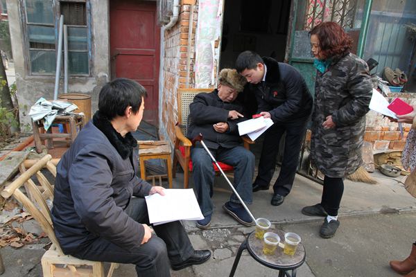 石首法院干警上门立案 _副本.jpg