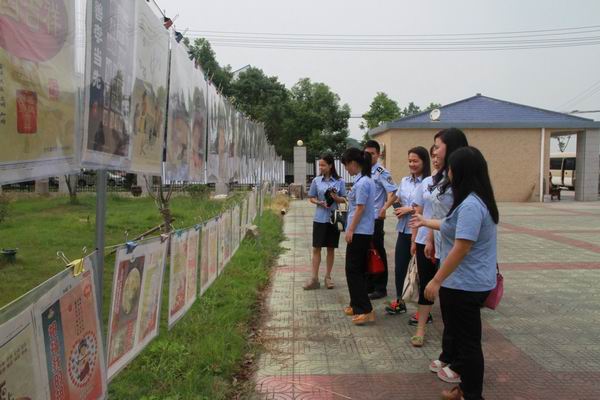 青年干警参观抗战70周年图片展1 3330.jpg