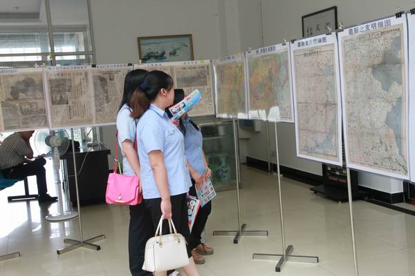 青年干警参观抗战70周年图片展2 0.jpg