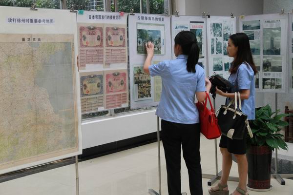 青年干警参观抗战70周年他图片展3 0.jpg