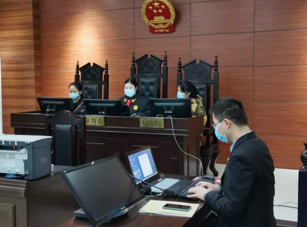 网上开庭解纠纷.jpg