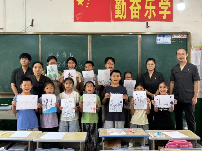 进校为孩子们带来“全国生态日”普法课.jpg 进校为孩子们带来“全国生态日”普法课.jpg