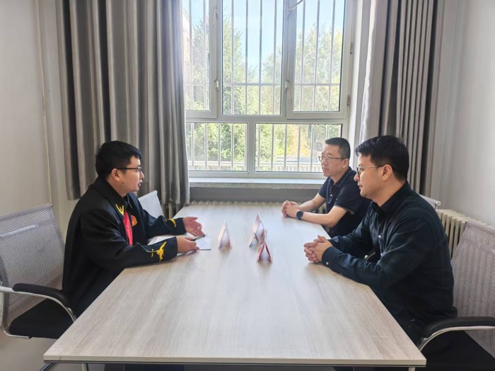 与企业代表交谈.jpg 与企业代表交谈.jpg