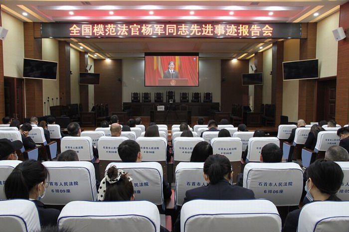 观看报告会照片.JPG